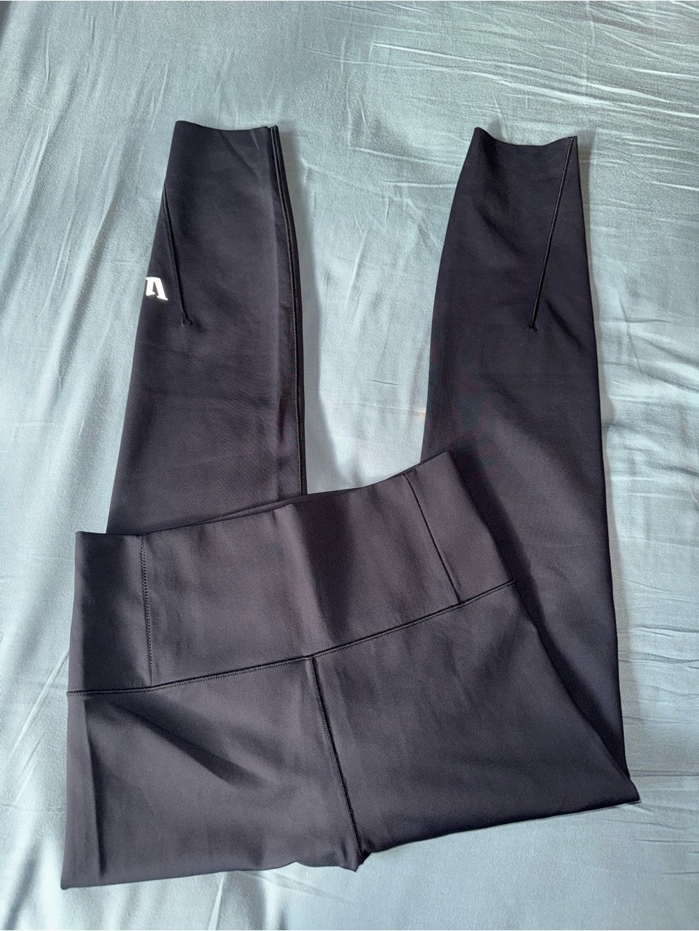 Vuori Black High-Waist Split Hem Leggings with V Logo – Size Medium